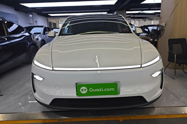 Tesla Model Y 2025 #3 Tesla Model Y 2025 immagine di auto #3