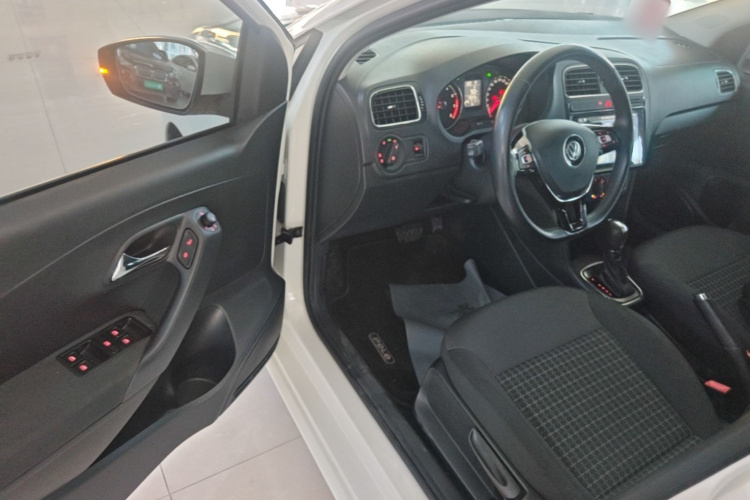 Volkswagen Polo 2017 car image #16