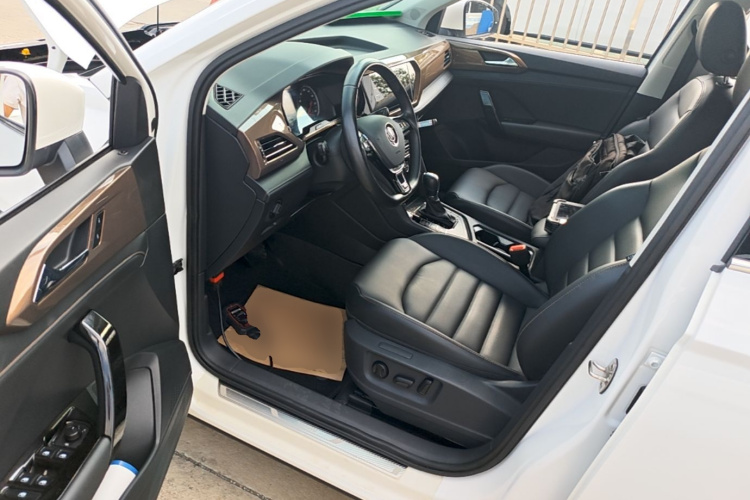 Volkswagen Tharu 2020 car image #12