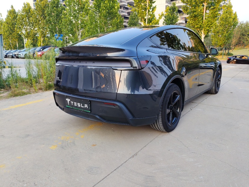 Tesla Model Y 2025 #5 Tesla Model Y 2025 car image #5