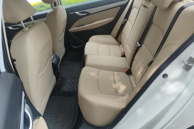 GEELY Emgrand 2019 car image #17