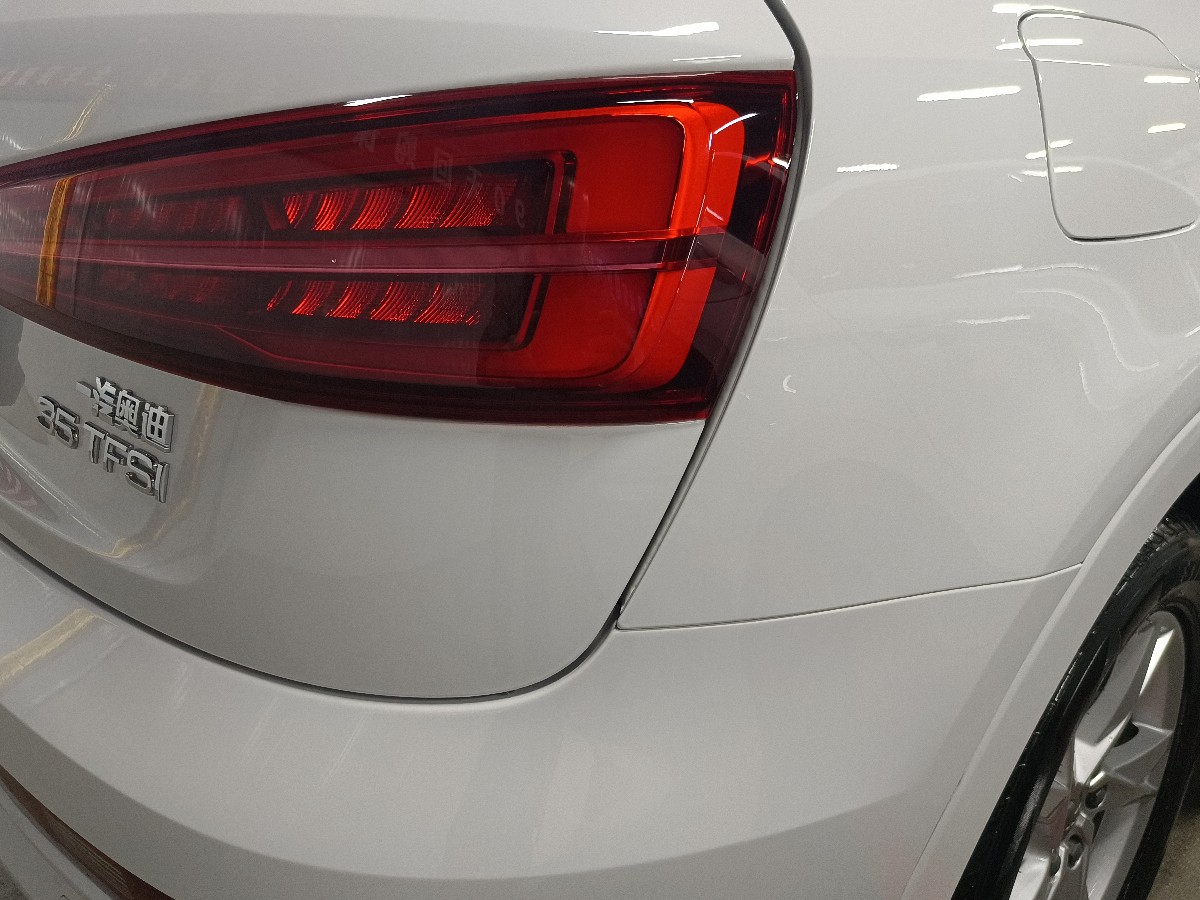 Audi Q3 2016 car image #9