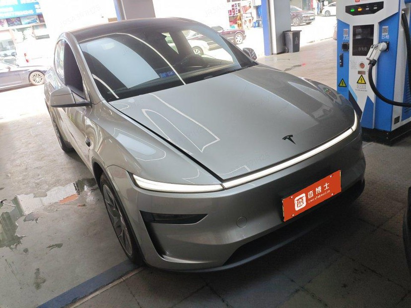 Tesla Model Y L 2025 car image #2