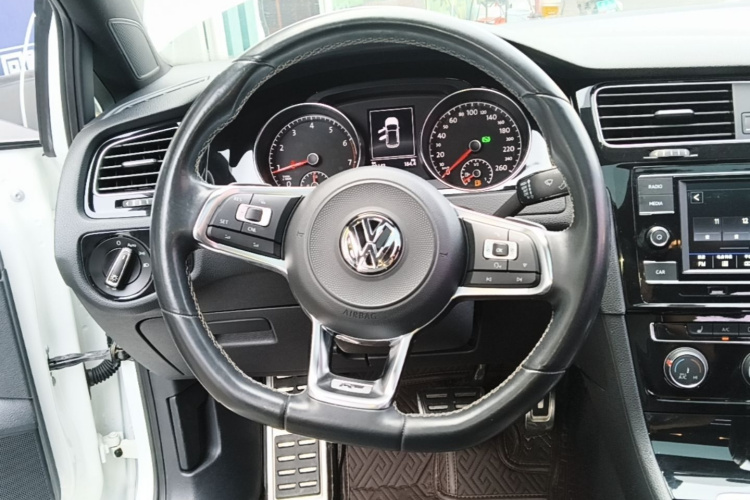 Volkswagen Golf 2018 car image #11