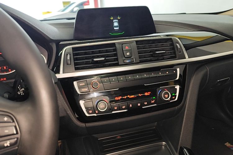BMW 3 Series 2018 car image #13