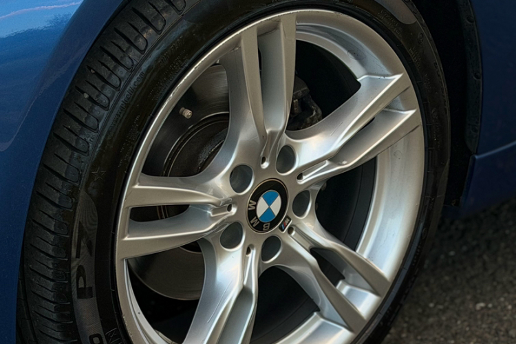 BMW 3 Series 2018 car image #10