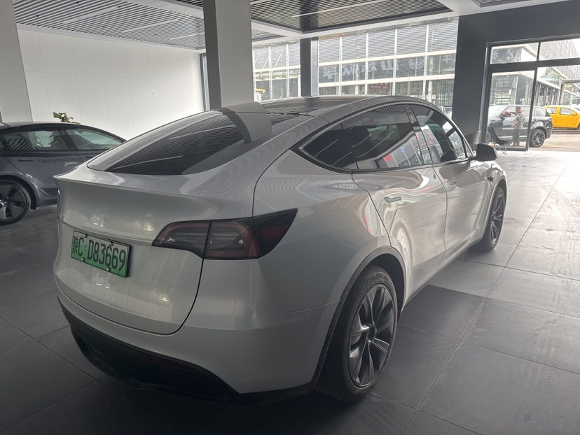 Tesla Model Y 2023 #5 Tesla Model Y 2023 car image #5