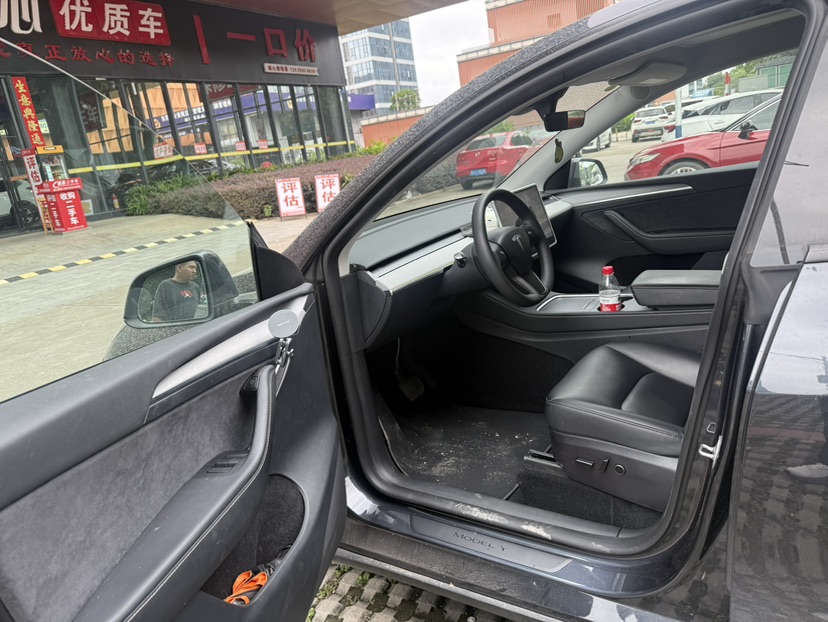 Tesla Model Y 2024 car image #3