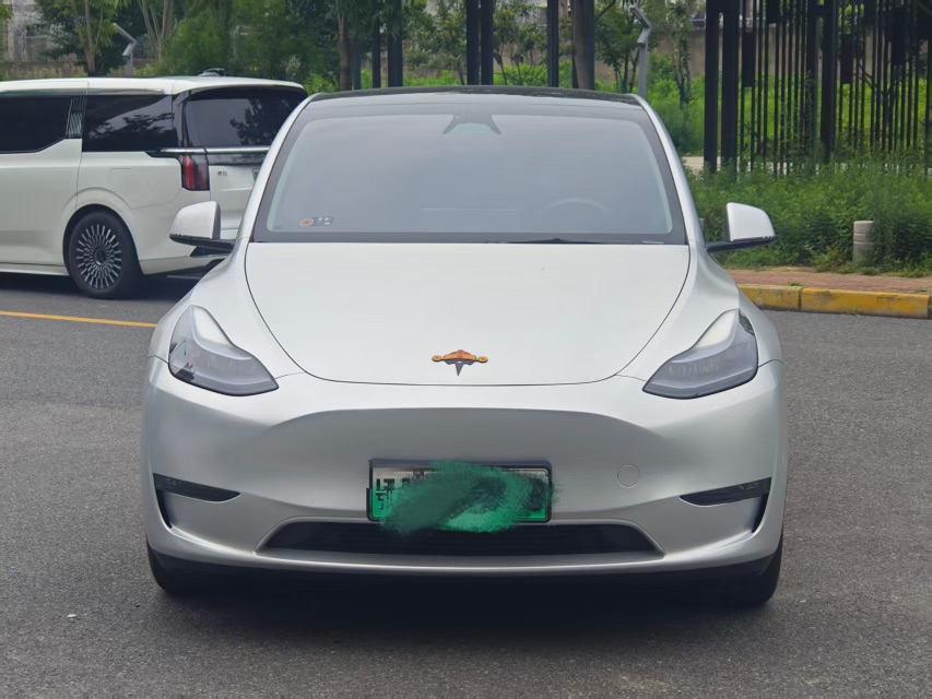 Tesla Model Y 2024 immagine di auto #2