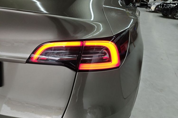 Tesla Model Y 2022 immagine di auto #8