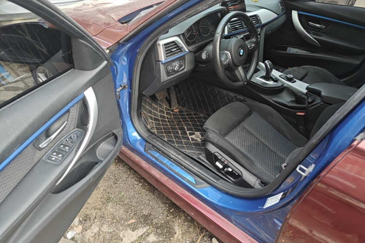 BMW 3 Series 2018 car image #16