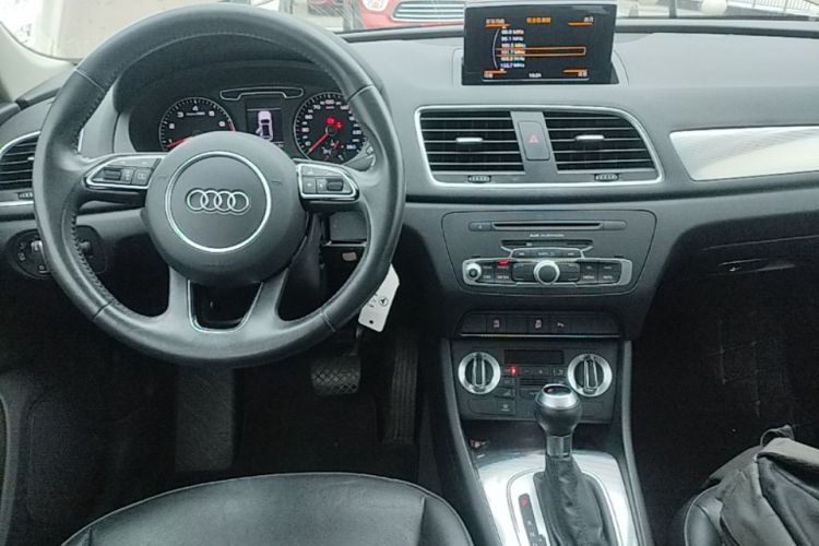 Audi Q3 2016 car image #10