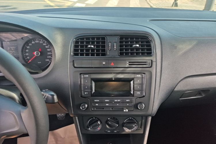 Volkswagen Polo 2015 car image #13