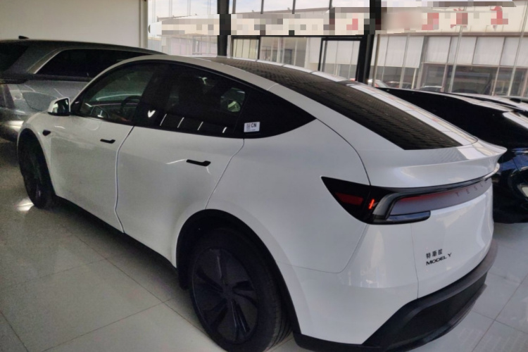 Tesla Model Y 2026 car image #5