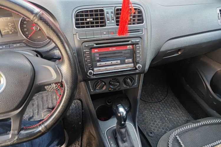 Volkswagen Polo 2015 car image #15