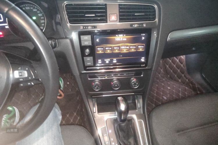 Volkswagen Golf 2019 car image #15