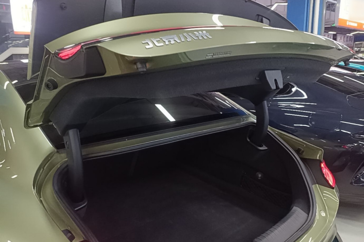 MI SU7 2024 immagine di auto #19
