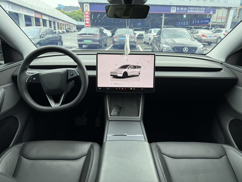 Tesla Model Y 2025 #4 Tesla Model Y 2025 car image #4