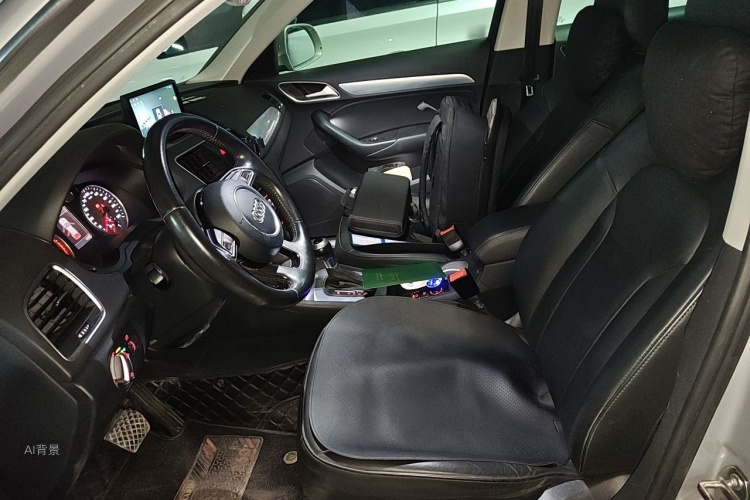 Audi Q3 2015 car image #17