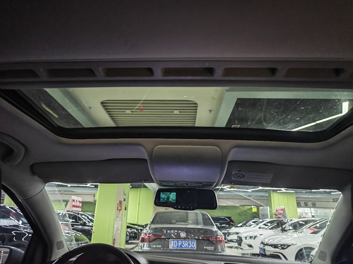 Volkswagen Polo 2015 car image #11