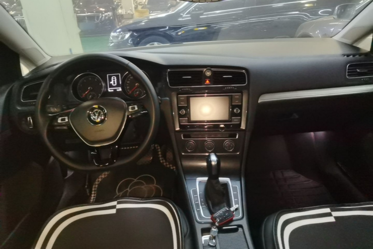 Volkswagen Golf 2018 car image #11