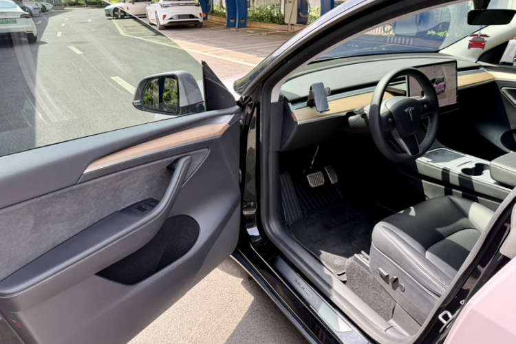 Tesla Model Y 2022 car image #16