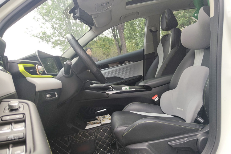 GEELY Coolray 2022 car image #17