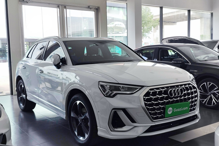 Audi Q3 2023 car image #4
