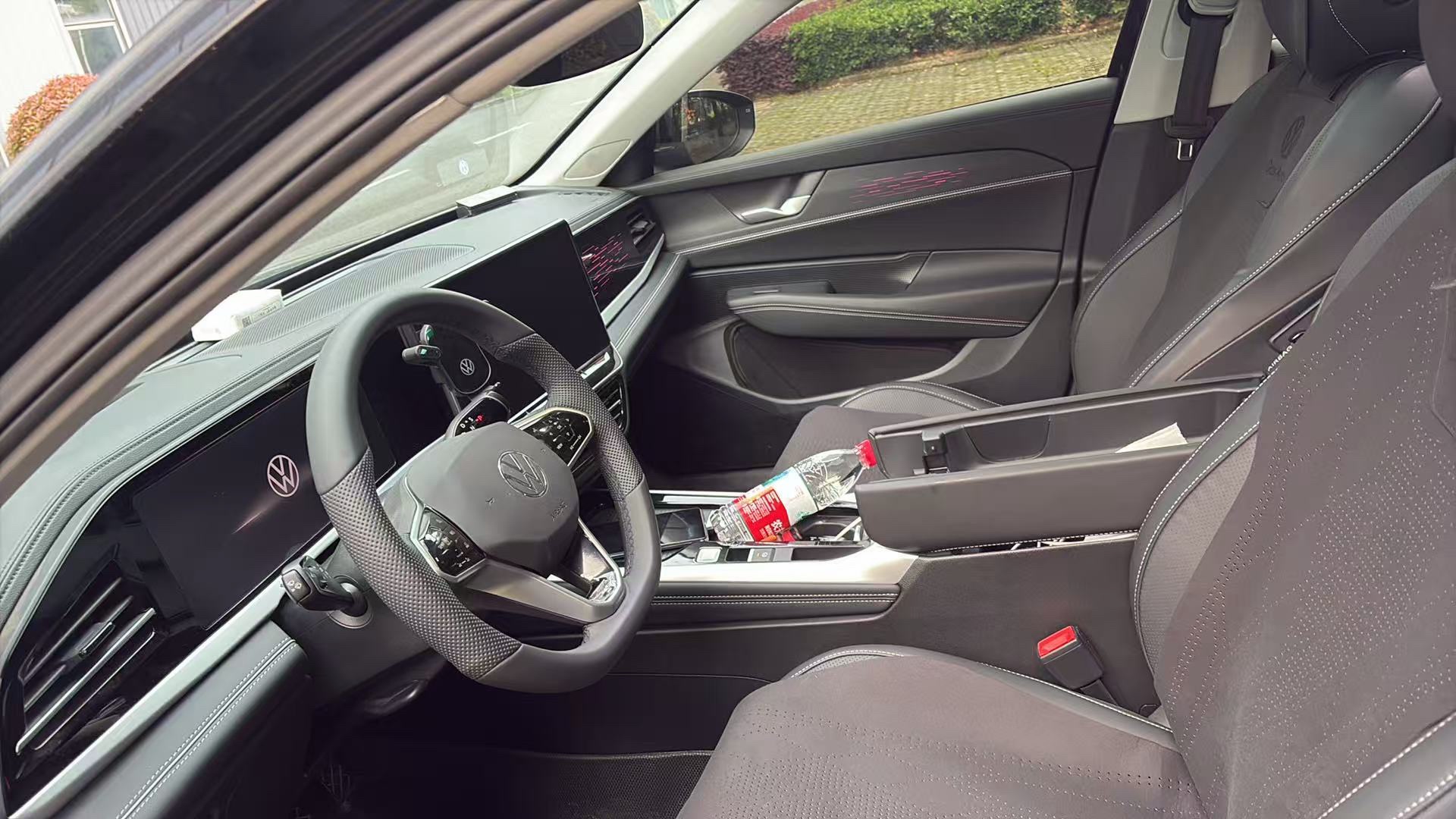 Volkswagen Passat 2025 car image #5