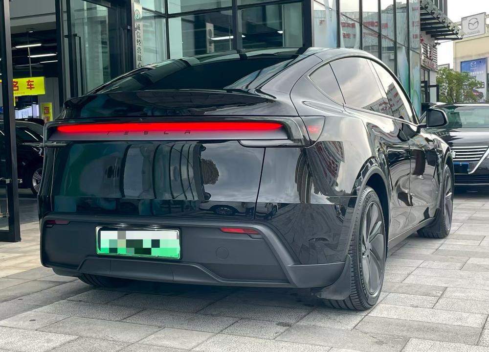 Tesla Model Y 2025 #6 Tesla Model Y 2025 car image #6