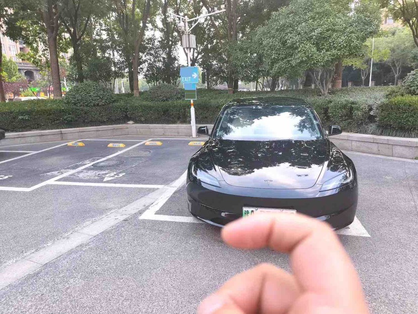 Tesla Model 3 2026 car image #2