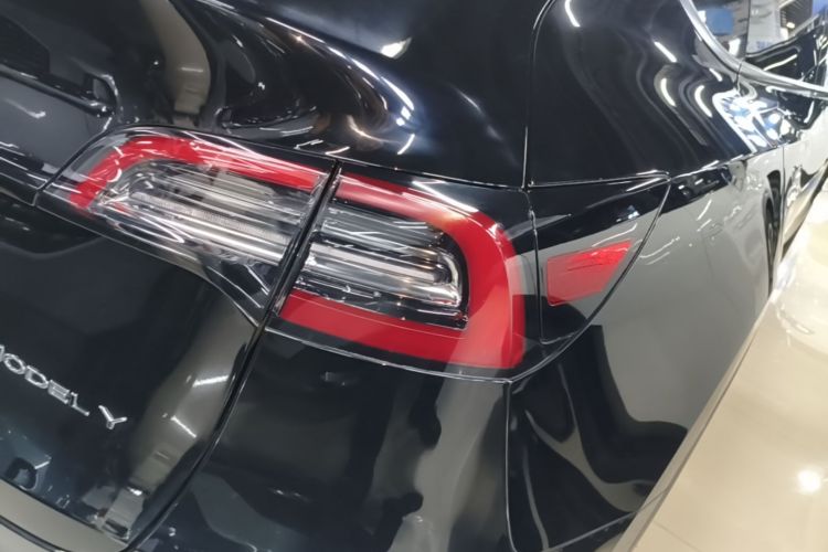 Tesla Model Y 2023 car image #8