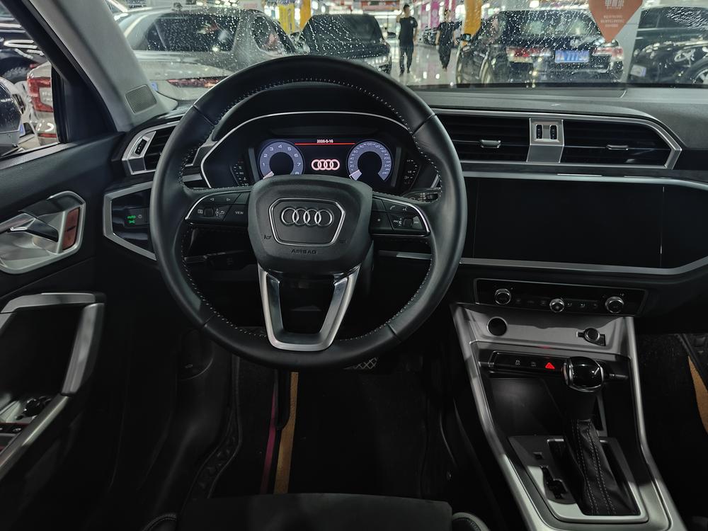 Audi Q3 2019 car image #7