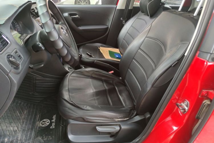 Volkswagen Polo 2015 car image #17
