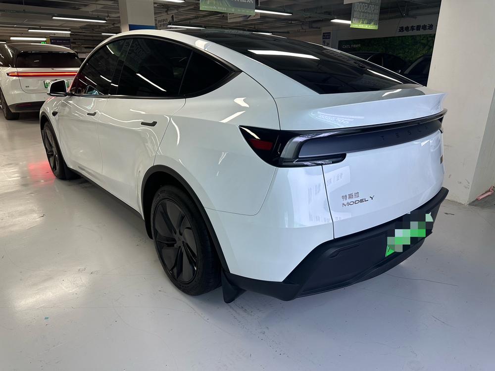 Tesla Model Y 2026 car image #4