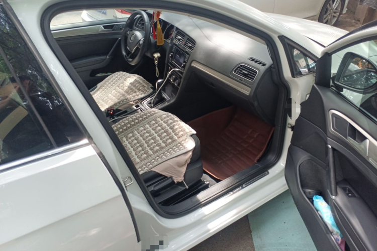 Volkswagen Golf 2018 car image #27