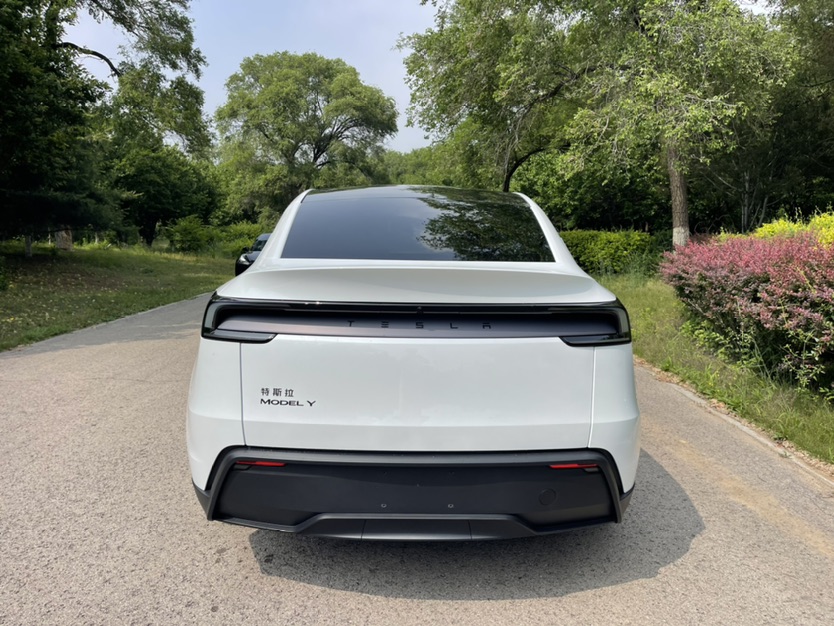 Tesla Model Y 2026 #9 Tesla Model Y 2026 car image #9