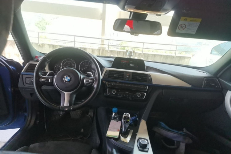 BMW 3 Series 2018 car image #10