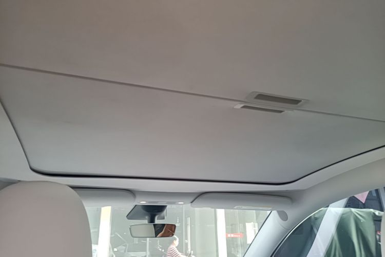 Tesla Model Y 2023 car image #18