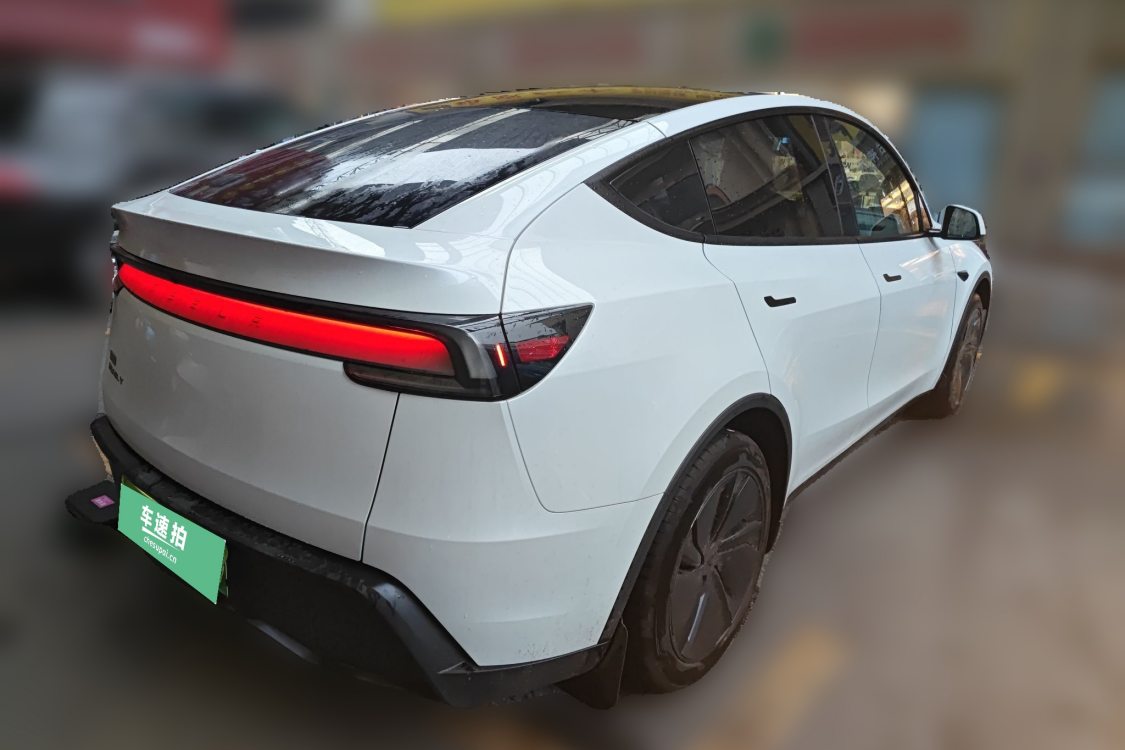 Tesla Model Y 2025 #4 Tesla Model Y 2025 car image #4