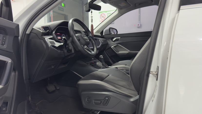 Audi Q3 2019 car image #7