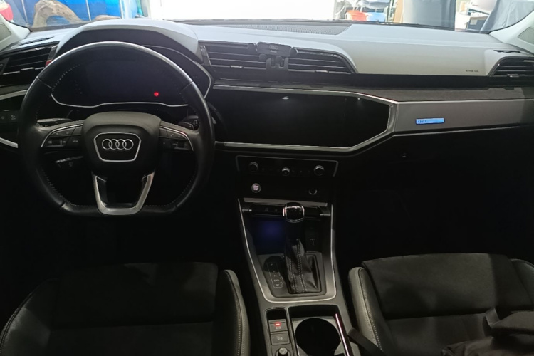 Audi Q3 2019 car image #10