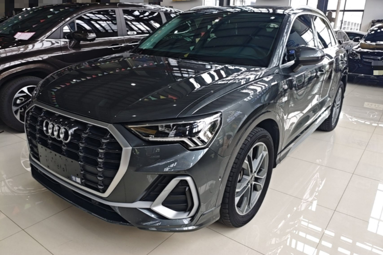 Audi Q3 2023 car image #2