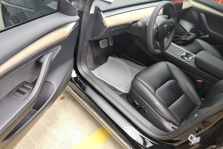 Tesla Model 3 2023 car image #16