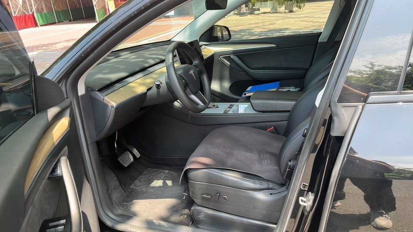 Tesla Model Y 2023 car image #2