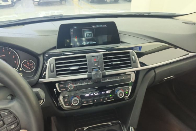BMW 3 Series 2018 #17 BMW 3 Series 2018 car image #17