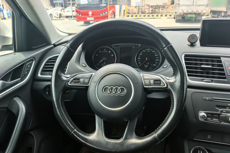 Audi Q3 2017 immagine di auto #21