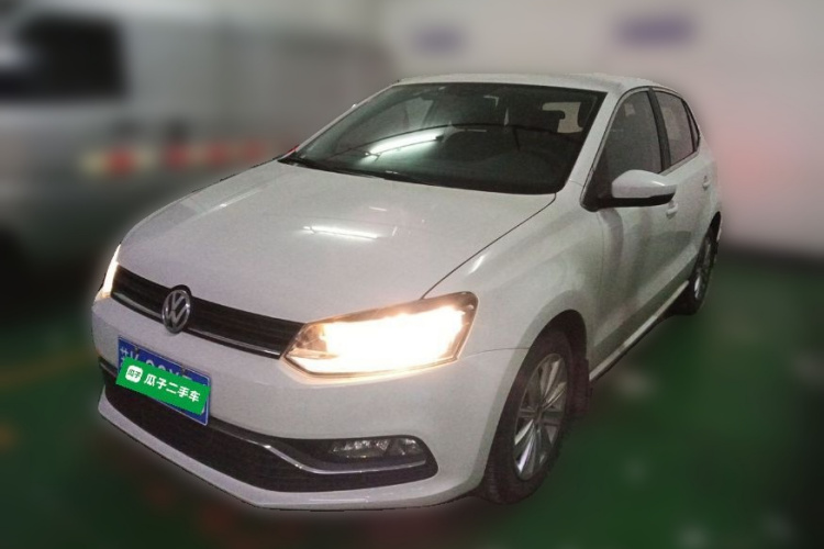 Volkswagen Polo 2015 car image #2