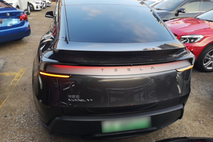 Tesla Model Y 2025 #6 Tesla Model Y 2025 car image #6