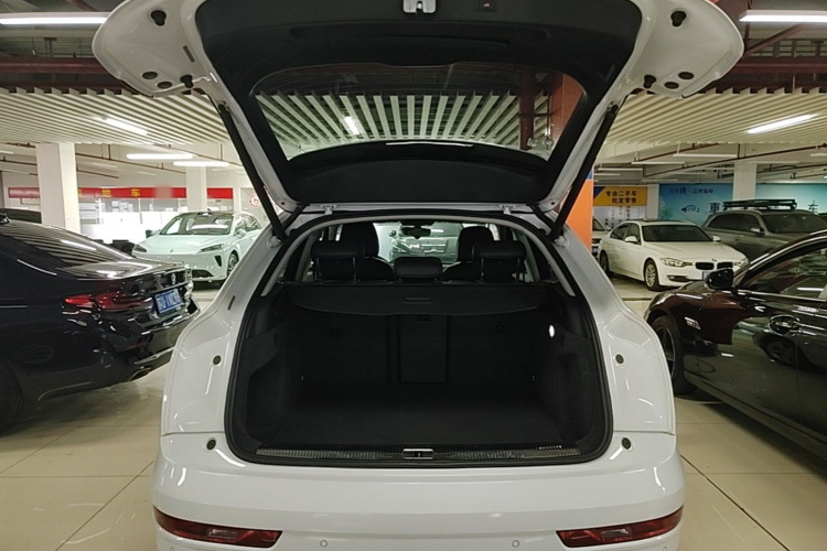 Audi Q3 2018 car image #19